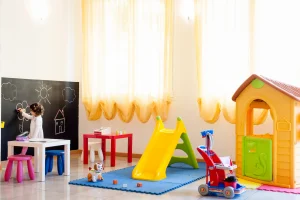 Giochi e lavagna a gessi per bambini nell'area Giochi del Residence Welcome Rimini