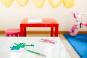 Giochi, tavolini e colori per bambini nell'area Giochi del Residence Welcome Rimini