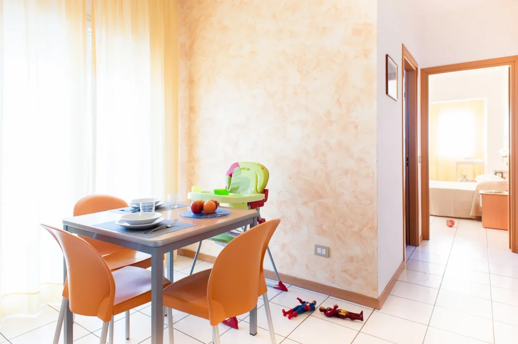 Vista Bilocale dal corridoio con cucina, bagno con box doccia e camera con 3 letti