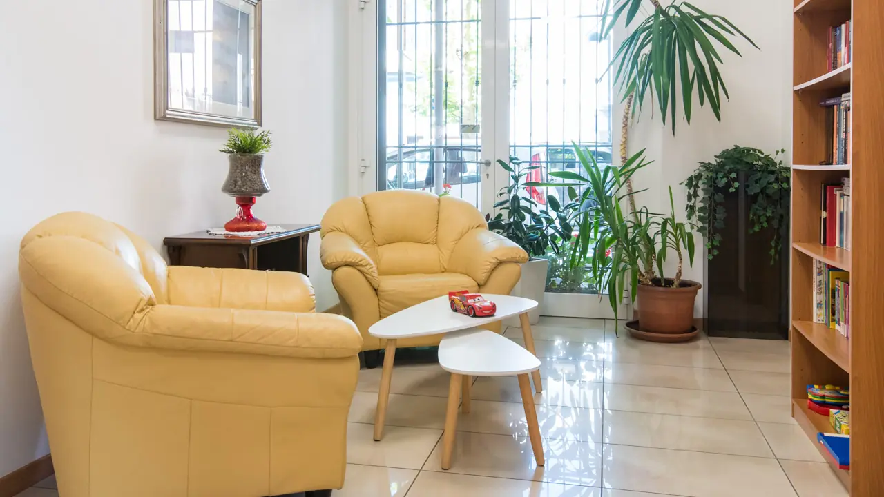 Angolo lettura con divanetti e tavolini al Residence Welcome di Rimini