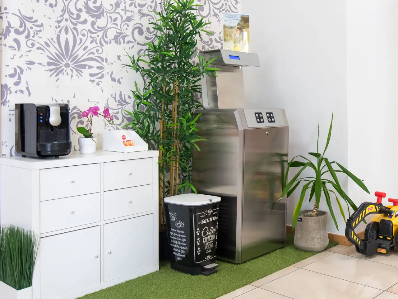 Macchina del caffè a capsule e distributore di acqua fresca naturale e frizzante nelal hall