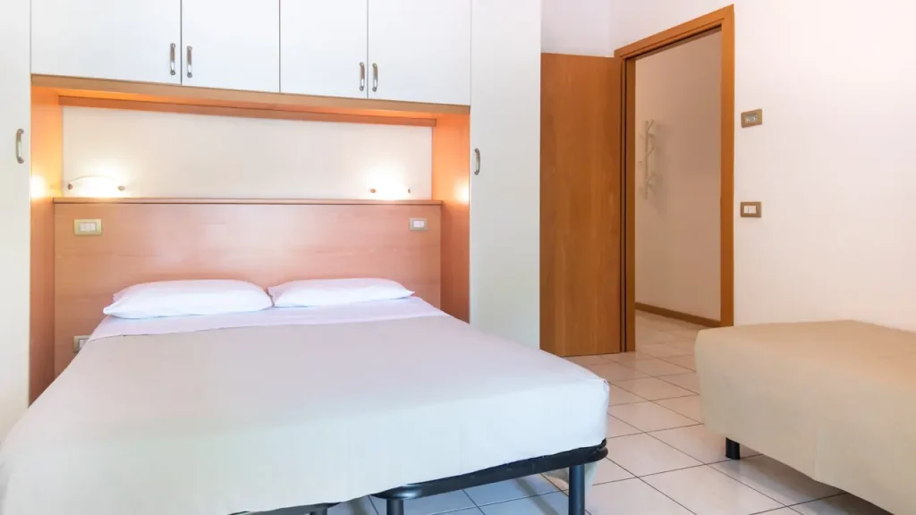 Camera da letto di Bilocale da 3 posti con armadio a ponte